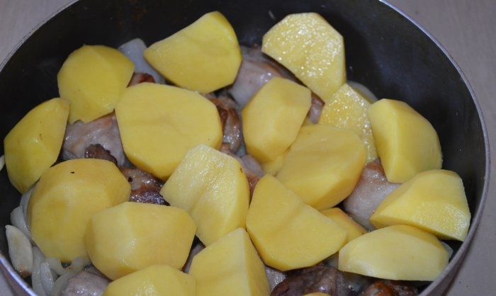 Mannen koken Eenvoudige shurpa met haast