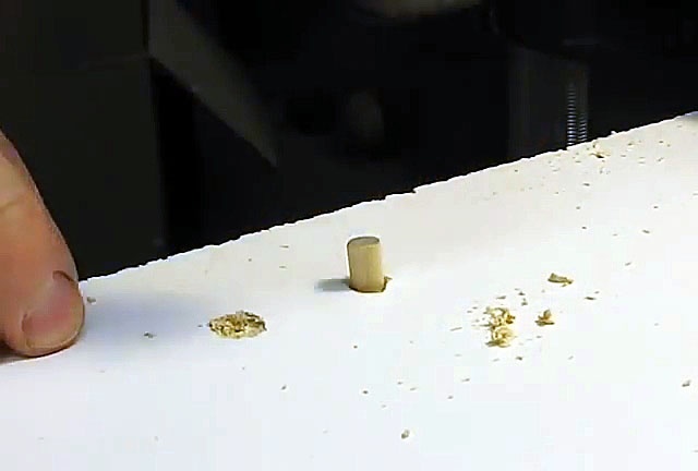 Cum să reparați un orificiu rupt de șurub în PAL