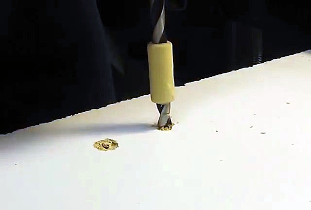 Comment réparer un trou de vis cassé dans un panneau de particules