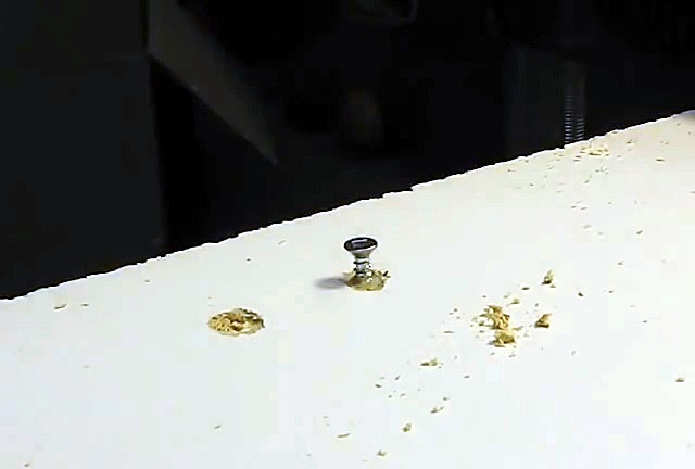 Comment réparer un trou de vis cassé dans un panneau de particules