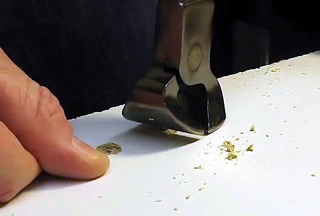 Hoe een gebroken schroefgat in spaanplaat te repareren
