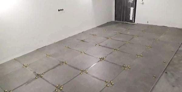 High-speed tile laying using a super comb