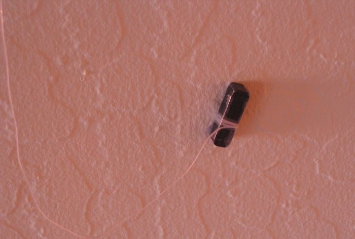 At finde metalgenstande i væggen med en lille magnet