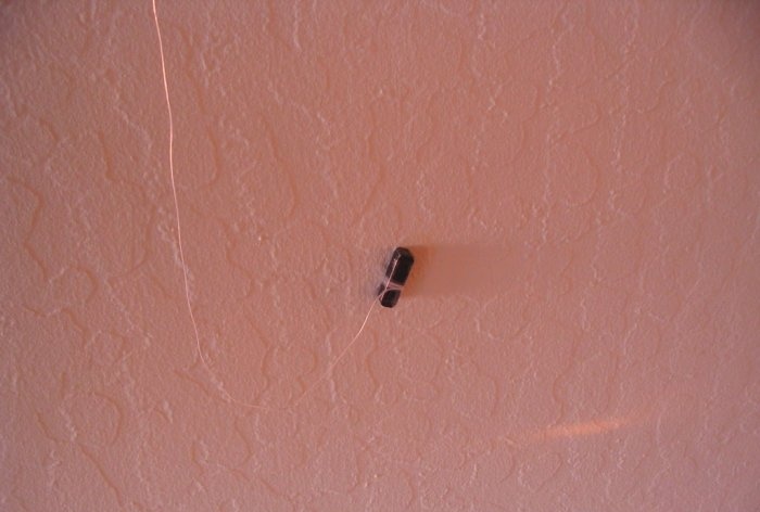 At finde metalgenstande i væggen med en lille magnet