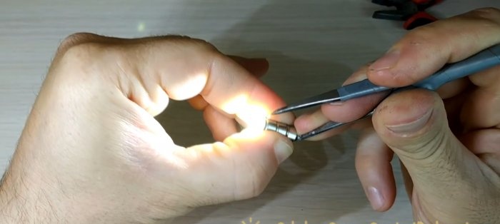 DIY سلسلة المفاتيح مصباح يدوي صغير