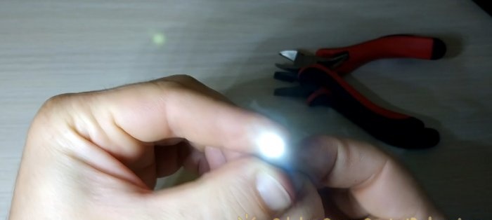 Rantai kunci lampu suluh mini DIY