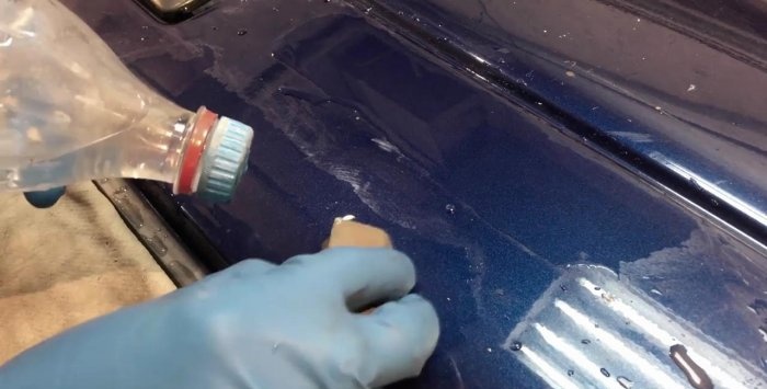 Hvordan fjerne dype riper på en bil