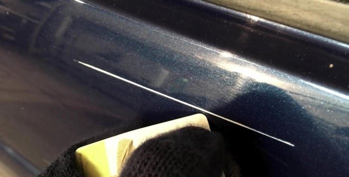 Hoe diepe krassen op een auto te verwijderen