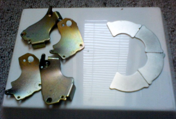 Ako jednoducho oddeliť magnety od kovovej podložky pevného disku