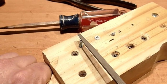 Métodos para quitar tornillos para madera pelados y rotos