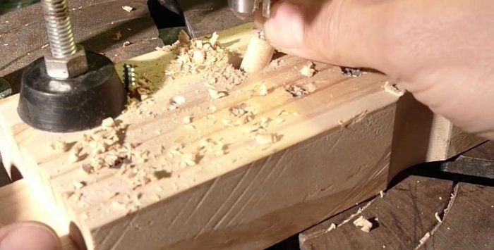 วิธีการถอดสกรูไม้ที่หลุดและหัก
