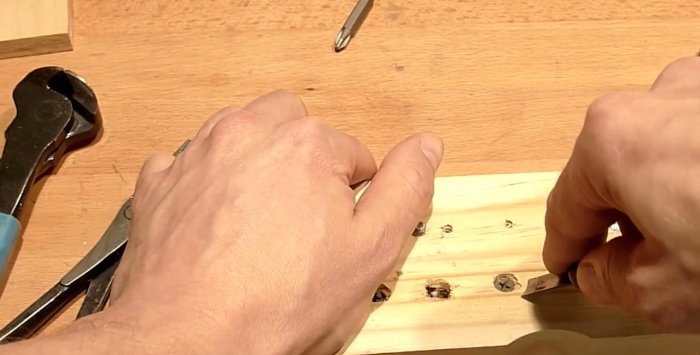 Métodos para remover parafusos de madeira descascados e quebrados