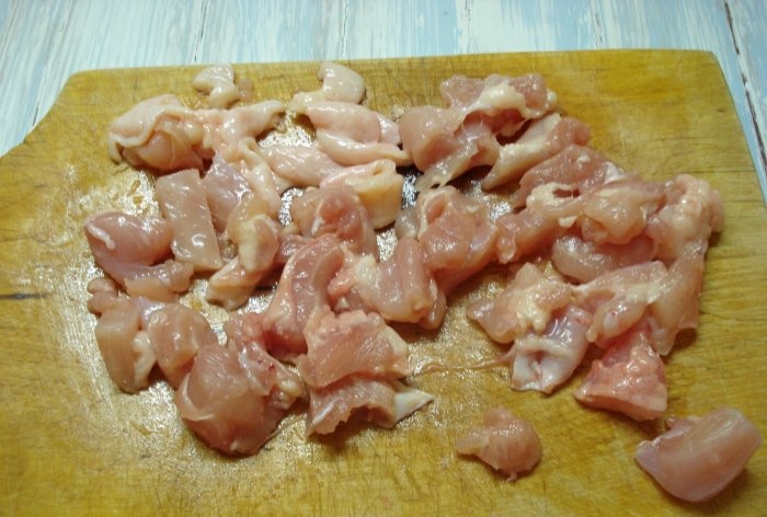 Hjemmelavet pølse lavet af kyllingelår og hakket svinekød