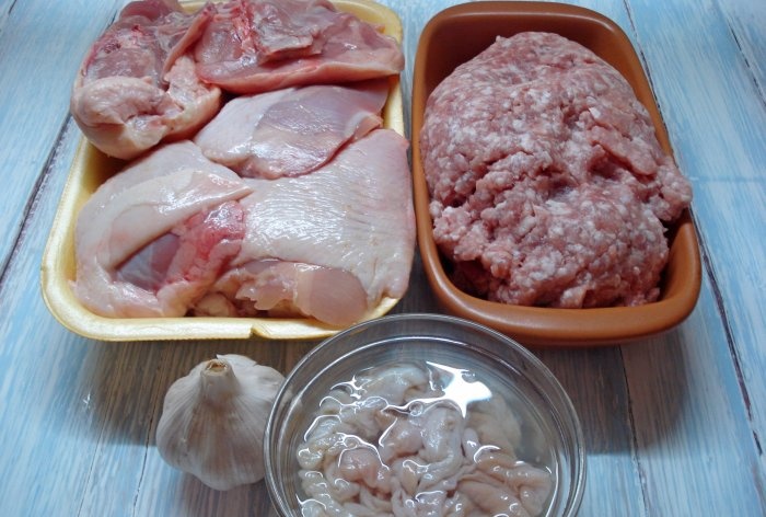 Salsicha caseira feita de coxas de frango e carne de porco picada