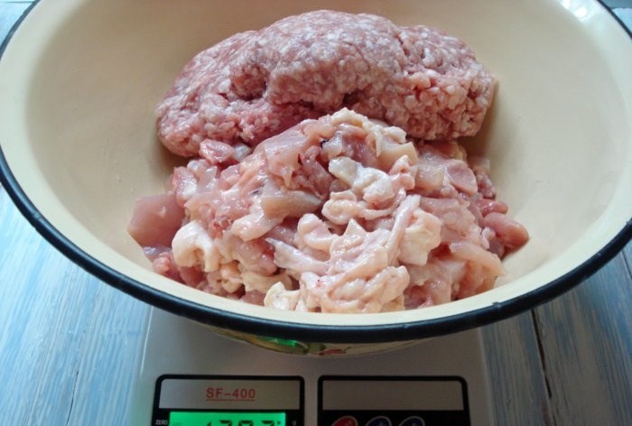 Salsicha caseira feita de coxas de frango e carne de porco picada