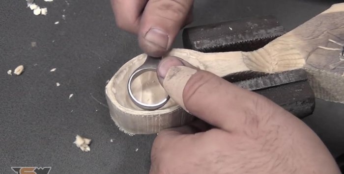 Een houtsnijder maken van een sleutel