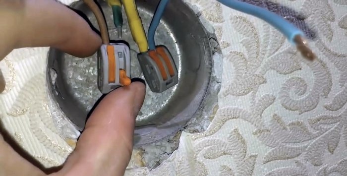 Cómo instalar un enchufe si quedan cables cortos