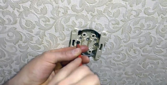 Hoe een stopcontact te installeren als er korte draden over zijn