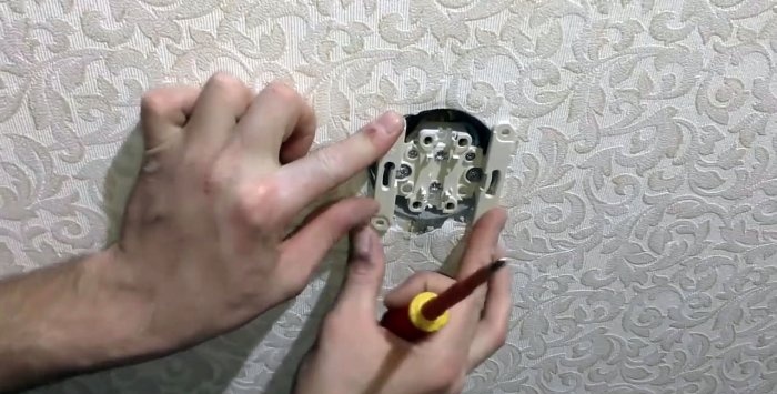 How to install a socket if there are short wires left