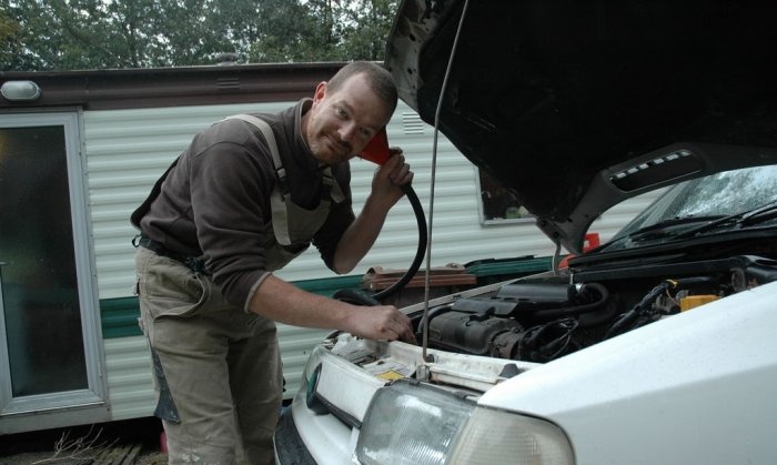 Hvordan bruke en støvsuger for å finne en lekkasje i en bils eksosmanifold