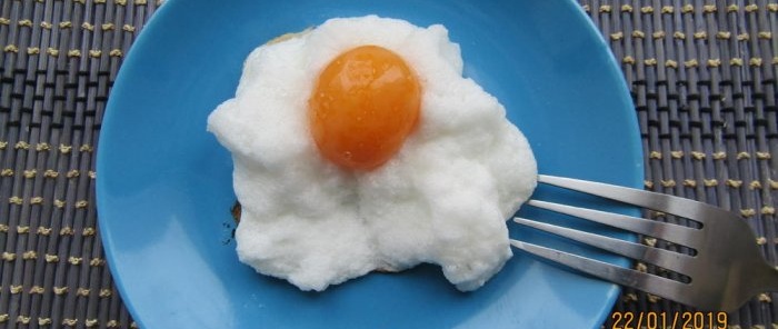 Huevo de gallina en una nube