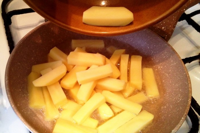 Cara menggoreng kentang dengan kerak rangup dengan cepat dan mudah