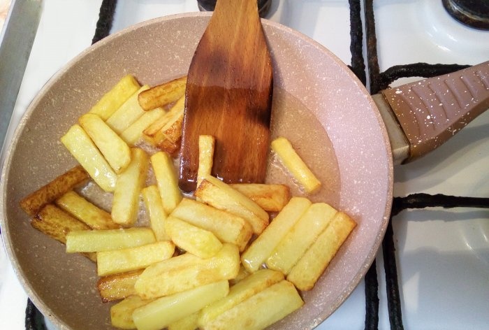 Cara menggoreng kentang dengan kerak rangup dengan cepat dan mudah
