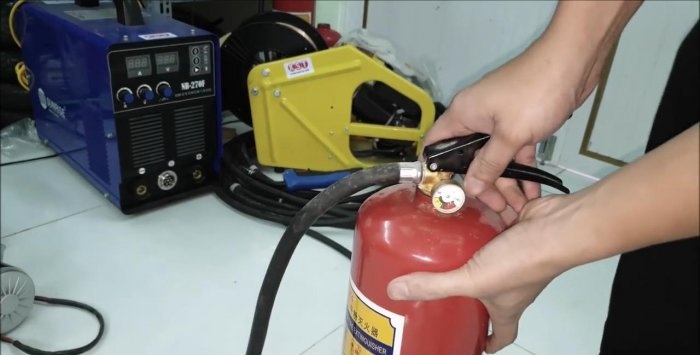 Hur man gör en mottagare för en 12 V kompressor från en brandsläckare