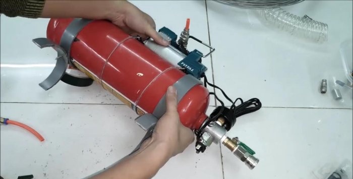 Cómo hacer un receptor para un compresor de 12 V a partir de un extintor de incendios