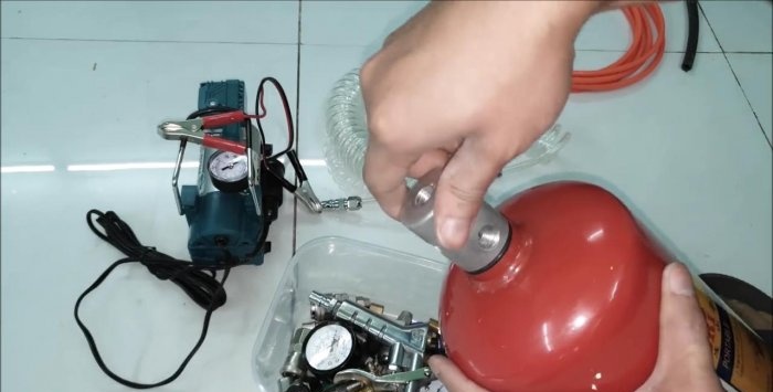 Hogyan készítsünk vevőt egy 12 V-os kompresszorhoz egy tűzoltó készülékből