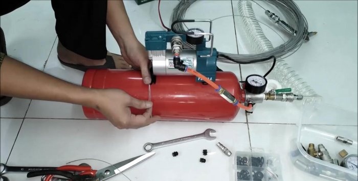 Come realizzare un ricevitore per un compressore da 12 V da un estintore
