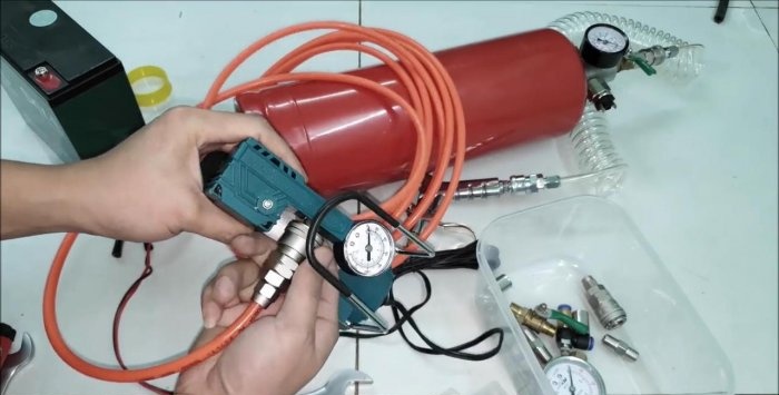 So bauen Sie aus einem Feuerlöscher einen Empfänger für einen 12-V-Kompressor
