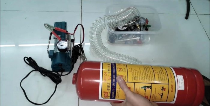 Jak vyrobit přijímač pro kompresor 12 V z hasicího přístroje