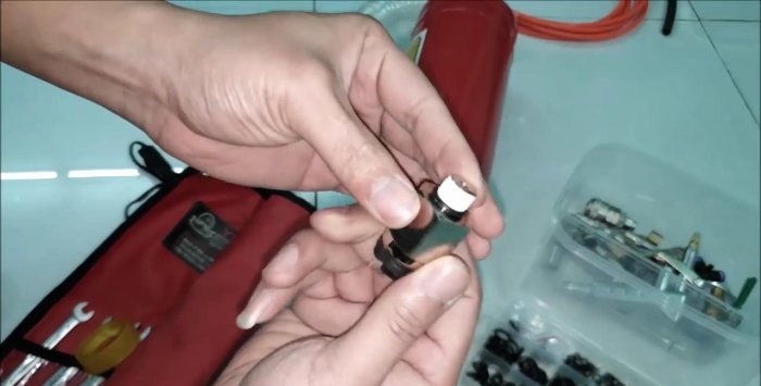 Πώς να φτιάξετε έναν δέκτη για έναν συμπιεστή 12 V από έναν πυροσβεστήρα