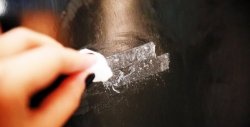 5 maneiras eficazes de remover marcas de fita em qualquer superfície