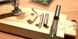 Metode de îndepărtare a șuruburilor decupate și sparte pentru lemn