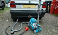 Hur man använder en dammsugare för att hitta en läcka i en bils avgasgrenrör