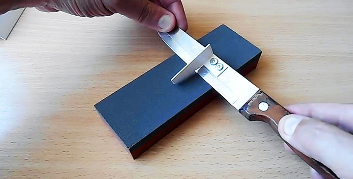 Un dispositivo sencillo para controlar el ángulo correcto al afilar un cuchillo a mano