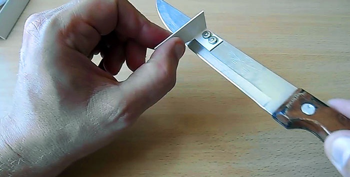 Um dispositivo simples para controlar o ângulo correto ao afiar uma faca manualmente