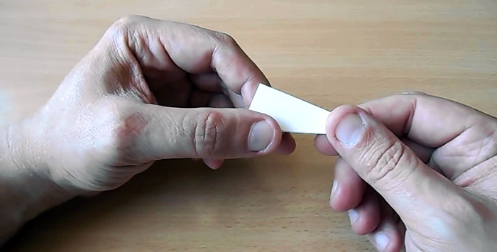 En simpel anordning til at kontrollere den korrekte vinkel, når en kniv slibes i hånden