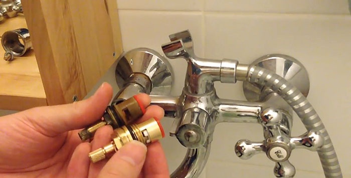 Un rubinetto che gocciola, come riparare una perdita d'acqua