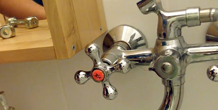 Un robinet qui goutte, comment réparer une fuite d'eau