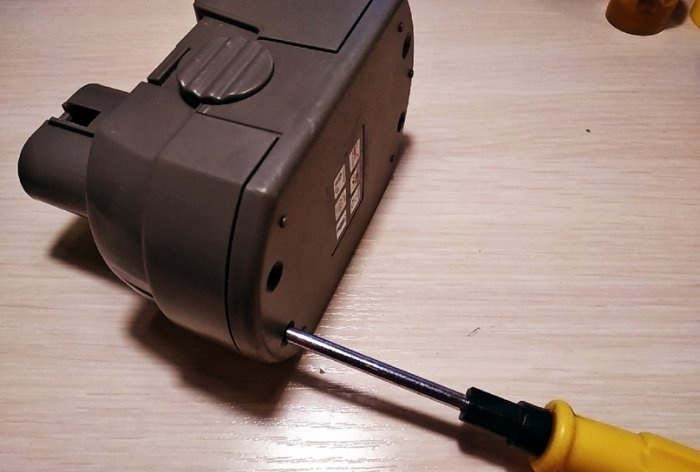 An easy way to convert a screwdriver from nickel-cadmium to lithium-ion batteries