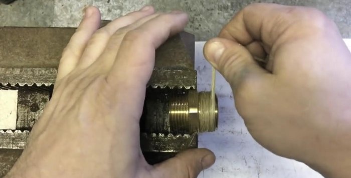 Hvordan vikle lin på riktig og sikker måte på rørkoblinger