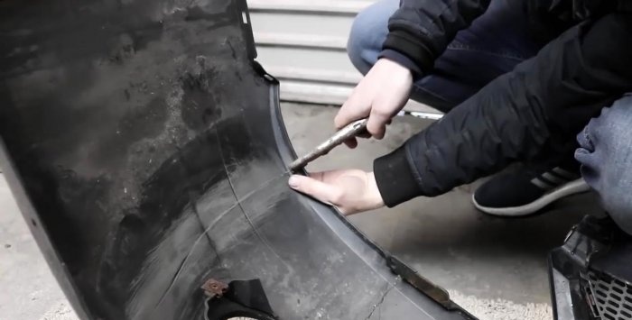 Ako opraviť prasklinu na nárazníku auta