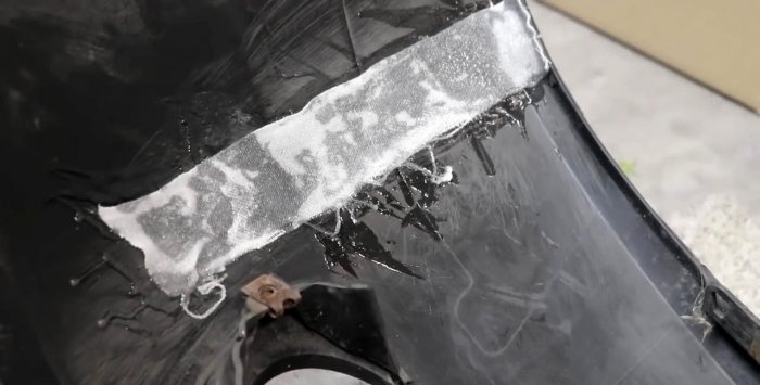Come riparare una crepa sul paraurti di un'auto