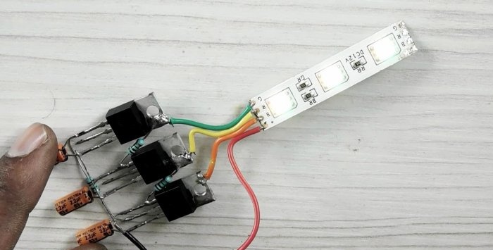 Pengawal paling mudah untuk menukar jalur LED RGB dengan tiga transistor