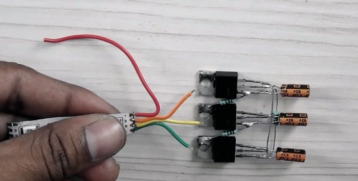 O controlador mais simples para comutação de tiras de LED RGB com três transistores
