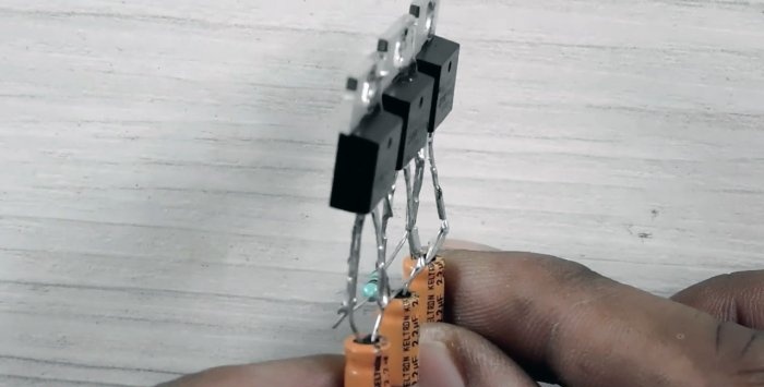Paprasčiausias valdiklis, skirtas perjungti RGB LED juostas su trimis tranzistoriais