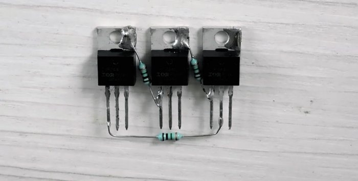 Pengawal paling mudah untuk menukar jalur LED RGB dengan tiga transistor